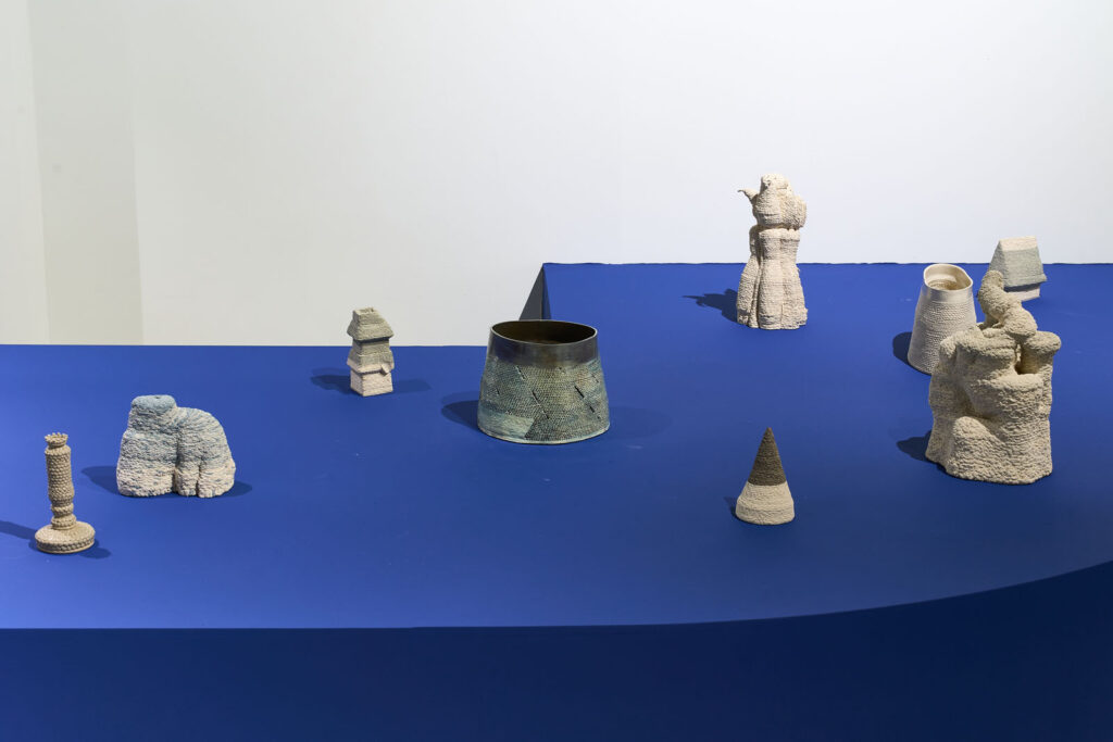 김영곤, 안○○도 AnOOdo, 2022 2026, 도자 Ceramic, 크기 다양 Variable sizes(2)